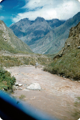 Rio entre cerros, vista parcial