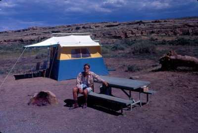 Hombre sentado en una banca en Grand Mesa, retrato