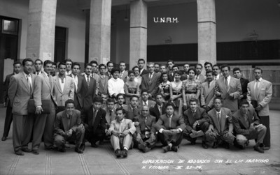 Generación de abogados [de la] U.N.A.M. con el Lic. Francisco M. Vázquez