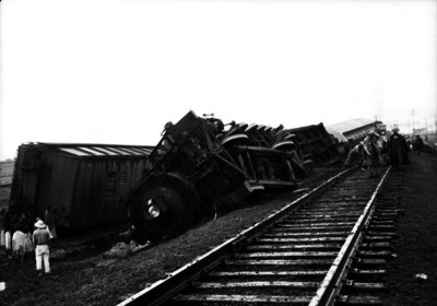Ferrocarrileros reparando la via después de un accidente ferroviario