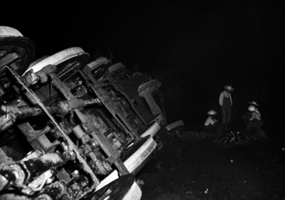Ferrocarrileros reparando la via después de un accidente ferroviario