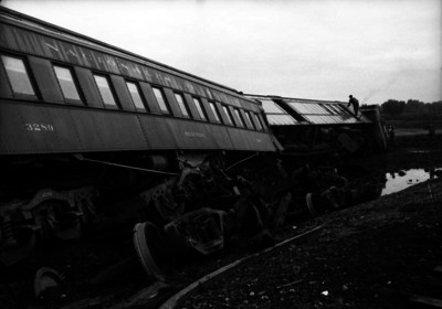 Vagones volcados durante un accidente ferroviario