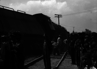 Gente y Ferrocarrileros en el descarrilamiento de un tren