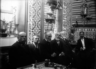 Justo Sierra y otras personas durante una reunión
