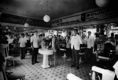 Peluqueros y empleados en el interior de un salón de belleza