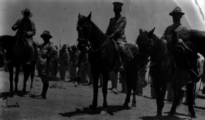 Jefes y soldados federales a caballo en los combates contra Orozco