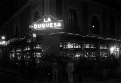 Gente posa frente a la "Joyería La Duquesa", toma nocturna