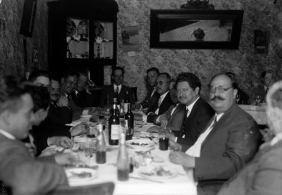 Esteban "Baca Calderón", Flavio "Bojorques Múgica" y otras personas en un banquete
