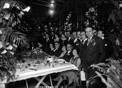 Alvaro Obregón y otras personas acompañando a Fernando Torreblanca y esposa durante su banquete de bodas
