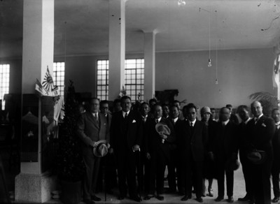 Plutarco Elías Calles con personas en un evento social, retrato