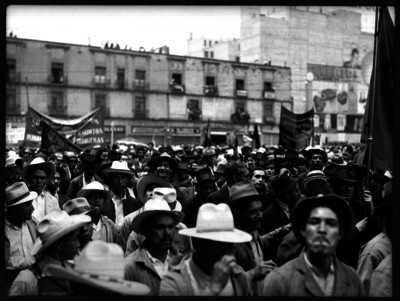 Obreros durante una manifestación frente a Palacio Nacional