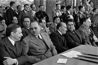 Marte R. Gómez con funcionarios y militares en una ceremonia oficial