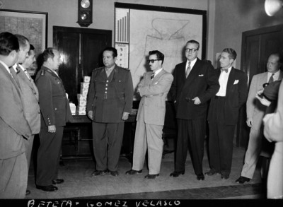 Ignacio Beteta dialogando con Antonio Gómez Velasco en una reunión