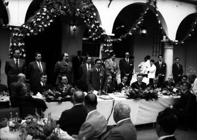 Miguel Alemán Valdés pronunciando un discurso durante un banquete en el casino militar