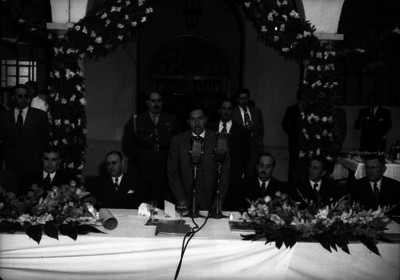 Miguel Alemán Valdés pronunciando un discurso en el casino militar