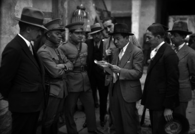 Jesús Zavala y leyendo un documento ante miembros del ministerio público y policías
