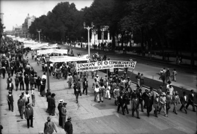 Desfile de trabajadores en los festejos del 1° de mayo