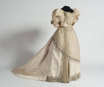 Vestido de baile compuesto por blusa y falda