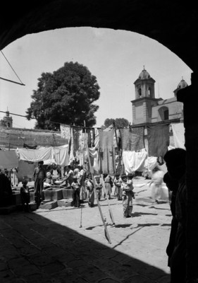 Gente en el patio de una vecindad