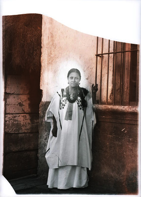 Mujer amateca junto a una ventana, retrato