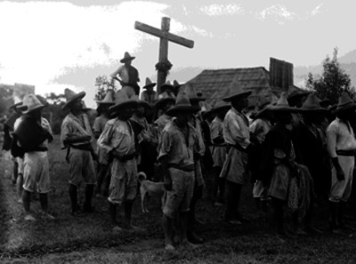 Tzotziles andreseños durante una peregrinación en el patio central de una comunidad