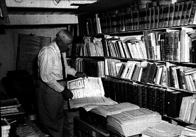 Manuel Sandomingo, en su biblioteca