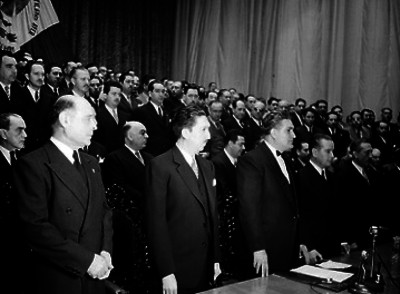 Miguel Alemán, Abelardo Rodríguez y otros políticos durante la toma de posesión de Jesús González