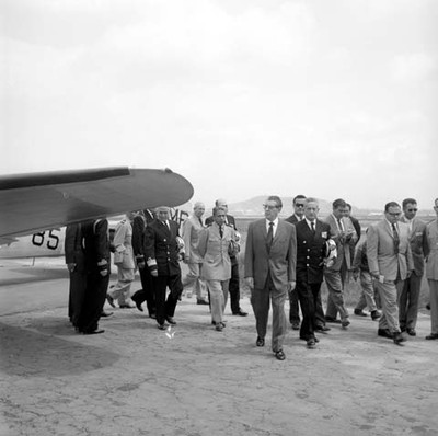 Adolfo López Mateos inspeccionan do los aviones Beechcraft-45, acompañado por Manuel Zermeño Araico y miembros de la Marina
