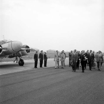 Adolfo López Mateos inspeccionando los aviones Beechcraft-45, acompañado por Manuel Zermeño Araico y miembros de la marina