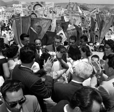 Adolfo López Mateos saludando a partidarios durante su campaña en La Paz B.C., toma en picada