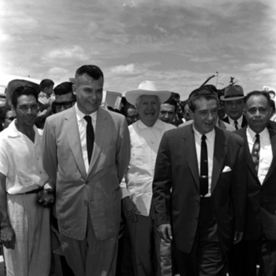 Adolfo López Mateos y políticos durante sui campaña en La Paz, B.C.