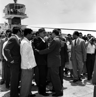 Adolfo López Mateos abrazando a un político en el aeropuerto durante su campaña en La Paz, B.C.