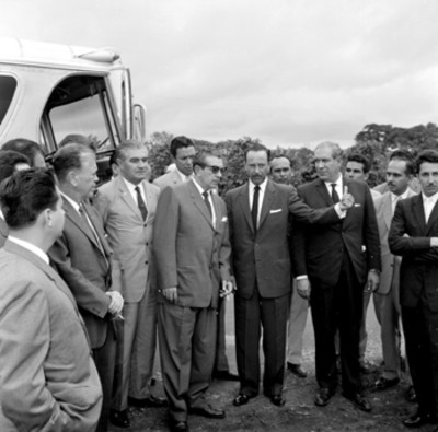 Adolfo López Mateos, Antonio M. Quirasco, Ernesto p. Uruchurtu, Julián Rodríguez Adame y funcionarios en un paraje durante una gira de trabajo por Veracruz