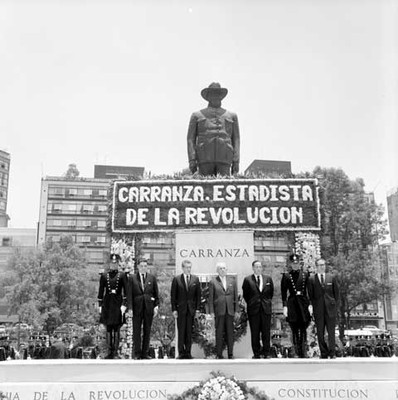 Adolfo López Mateos, Ernesto P. Uruchurtu y otros montan guardia de honor ante monumento a Venustiano Carranza