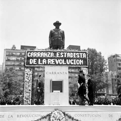 Adolfo López Mateos y cadetes con urna funeraría rumbo al monumento a Venustiano Carranza para depositar sus restos