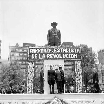 Adolfo López Mateos y cadetes colocan urna con restos de Venustiano Carranza en su monumento