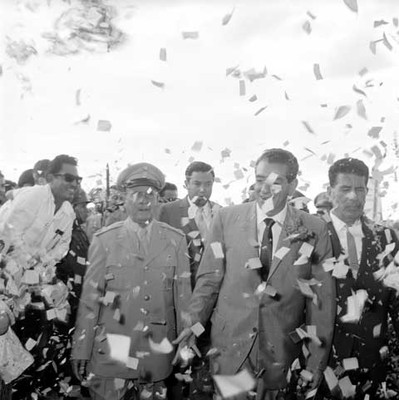 Adolfo López Mateos, Samuel Leópn Brindis y un militar caminando durante su gira de trabajo por Chiapas