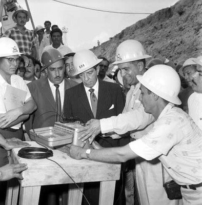 Adolfo López Mateos acompañado por funcionarios y trabajadores al activar un detonador durante las obras de construcción de la hidroeléctrica de infiernillo