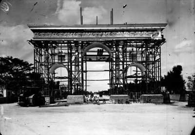 Construcción de un arco de triunfo en una plaza pública