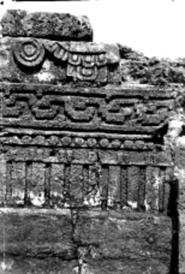 Vista frontal de una de las jambas en la Pirámide del Tepozteco, reprografía