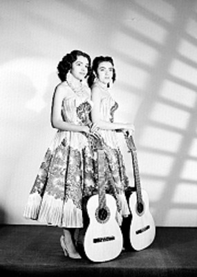 Hermanitas de Alba con guitarras