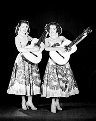 Hermanitas de Alba tocan sus guitarras