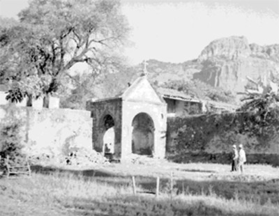 Hombres frente a la capilla posa del convento de la Natividad, vista general