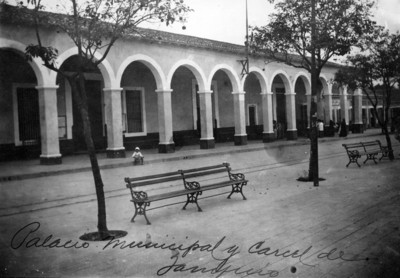 Portales arqueados del Palacio Municipal y cárcel en Tampico
