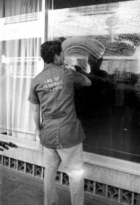 Trabajador limpia una ventana
