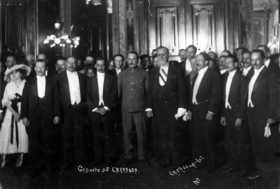Venustiano Carranza con miembros de su gabinete y diplomáticos durante ceremonia en el Palacio Nacional