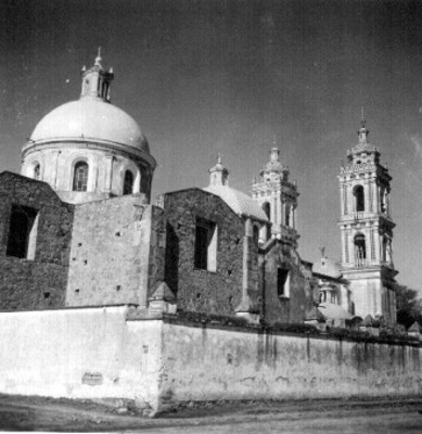 Vista lateral de la parroquia de Santo Toribio de Xicohtzinco