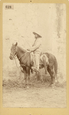 Charro a caballo junto a un muro de piedra, tarjeta de visita