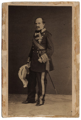 Hombre con uniforme militar, retrato