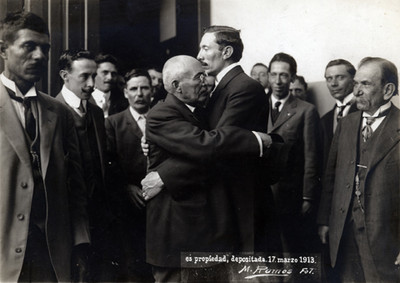 Victoriano Huerta abraza a Pascual Orozco